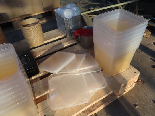 2 paller køkkenredskaber