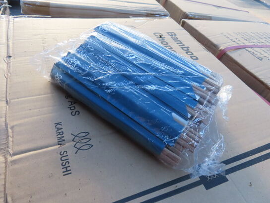 Palle med diverse chopsticks