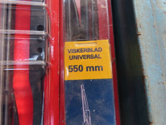 Palle med indhold af diverse ledninger, vinduesvisker mv.