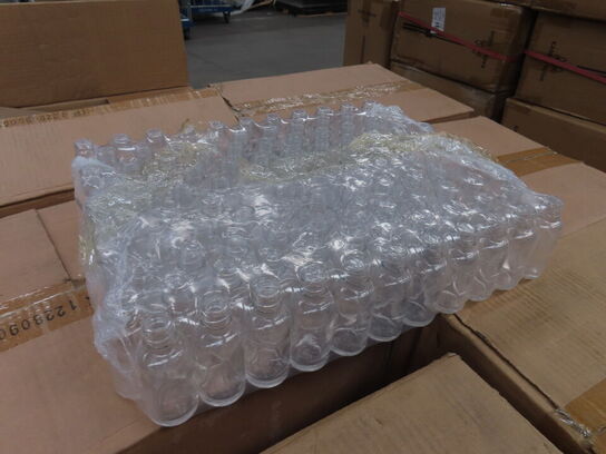 Palle med diverse glasflasker til soya