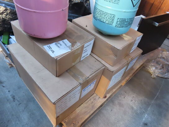 Palle med indhold af kasser, helium mv.