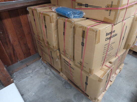 Palle med diverse chopstick samt stol