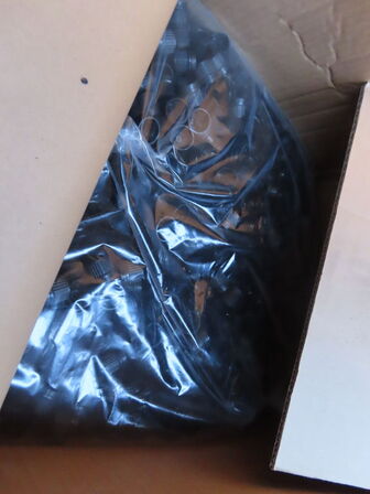 Palle med diverse glasflasker til soya samt låg