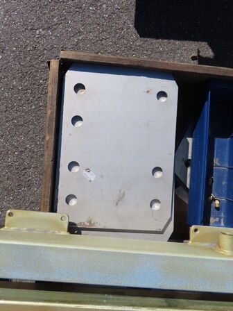 Palle med diverse fittings og jern