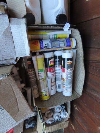 Palle med indhold af diverse dunke, fugemasser mv.