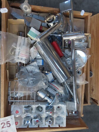 Palle med diverse hængsler, amaturer mv.
