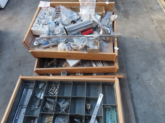 Palle med diverse hængsler, amaturer mv.