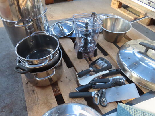 2 paller køkkenredskaber