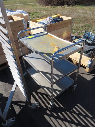 2 stk rulleborde samt stikvogn