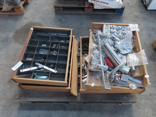 Palle med diverse hængsler, amaturer mv.