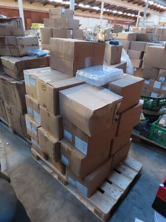 Palle med diverse glasflasker til soya