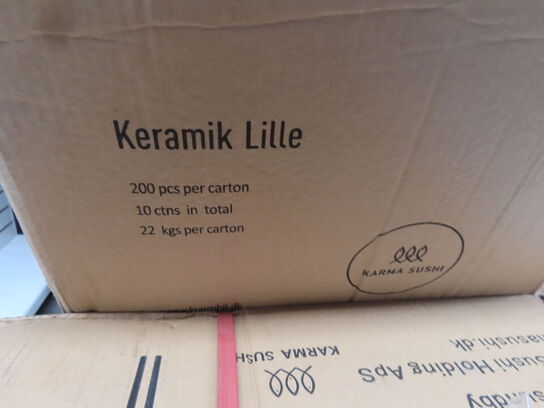 Palle med diverse chopstick og små skåle mv.