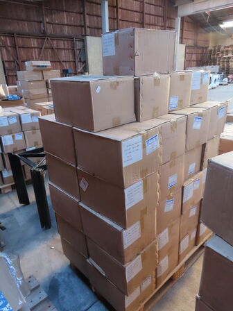 Palle med diverse glasflasker til soya