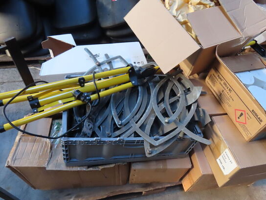 Palle med indhold af diverse skilte, arbejdslygter mv.