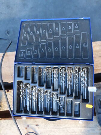 Palle med diverse bor, opladere mv.