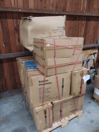 Palle med diverse chopstick samt stol