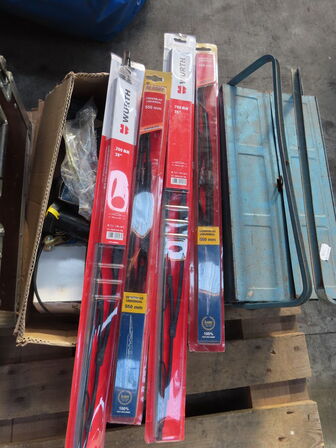 Palle med indhold af diverse ledninger, vinduesvisker mv.