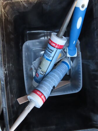 Palle med indhold af diverse højtaler, router mv.