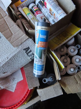 Palle med indhold af diverse dunke, fugemasser mv.