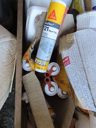 Palle med indhold af diverse dunke, fugemasser mv.