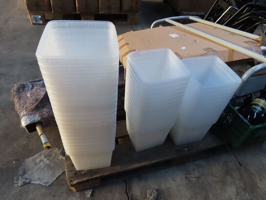 Palle med indhold af diverse kasser, skilte mv.