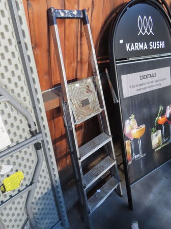 2 stk foldeborde, trapstige og 2 stk skilte