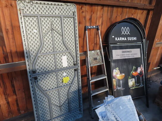 2 stk foldeborde, trapstige og 2 stk skilte