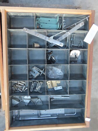 Palle med diverse hængsler, amaturer mv.