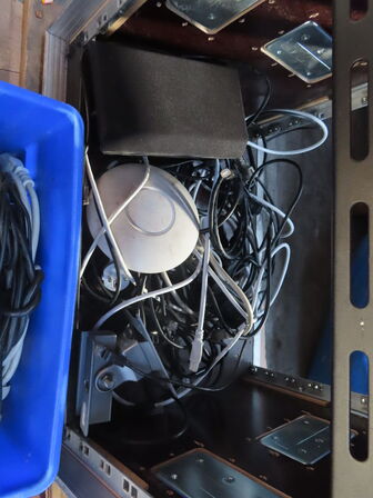 Palle med indhold af diverse ledninger, vinduesvisker mv.