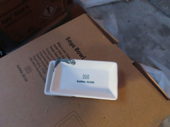 Palle med indhold af diverse bonruller chopsticks mv.