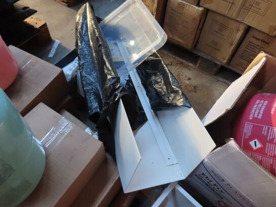 Palle med indhold af kasser, helium mv.