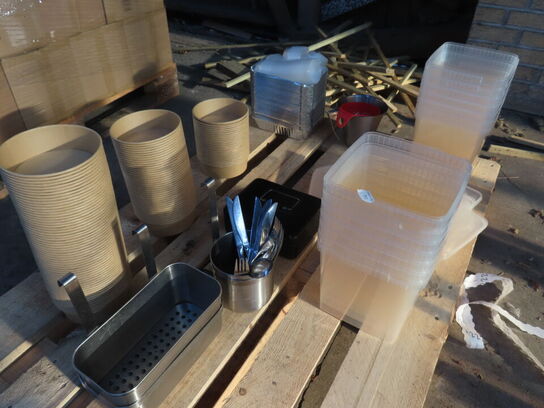 2 paller køkkenredskaber