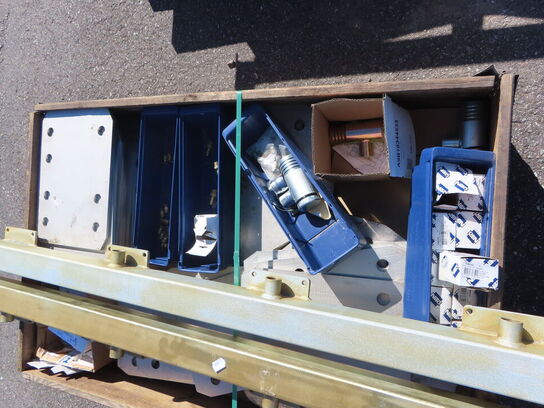 Palle med diverse fittings og jern