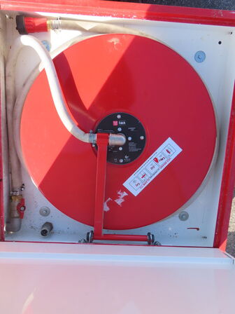 Branskab inkl brandslange samt truckværn