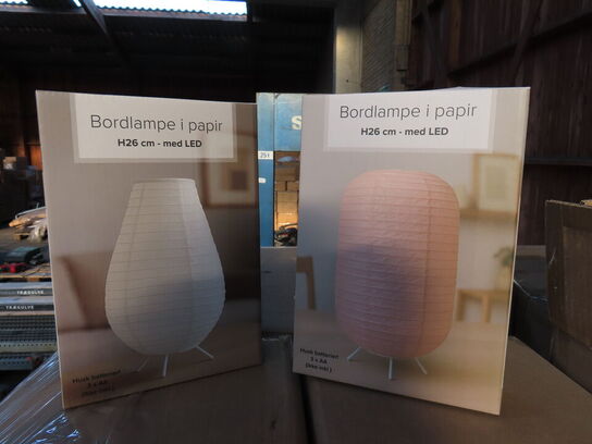 Palle med diverse papirsbordlamper