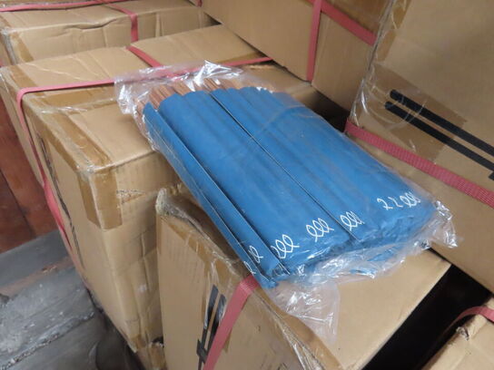 Palle med diverse chopstick samt stol