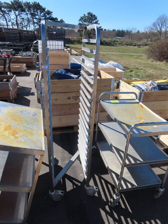 2 stk rulleborde samt stikvogn