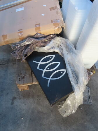 Palle med indhold af diverse kasser, skilte mv.