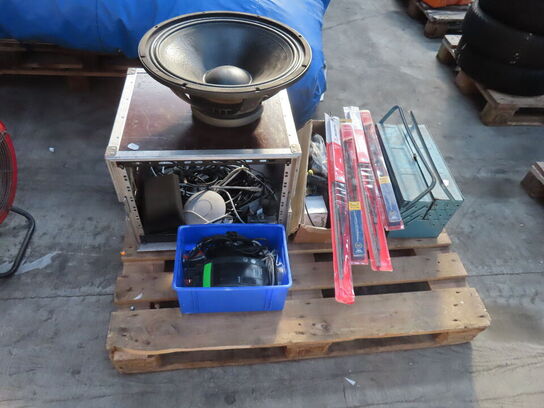 Palle med indhold af diverse ledninger, vinduesvisker mv.