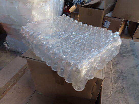 Palle med diverse glasflasker til soya samt låg