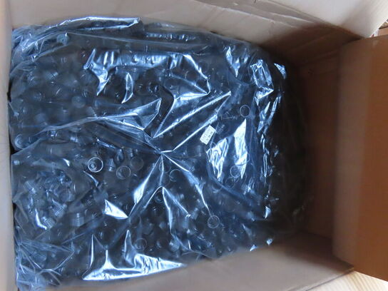 Palle med diverse plastikflasker, låg mv.