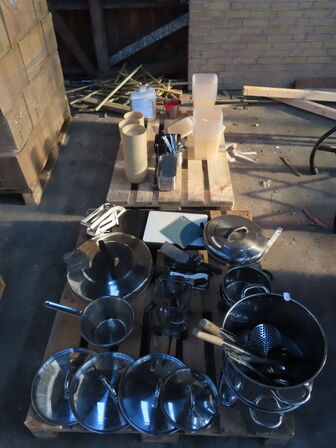 2 paller køkkenredskaber