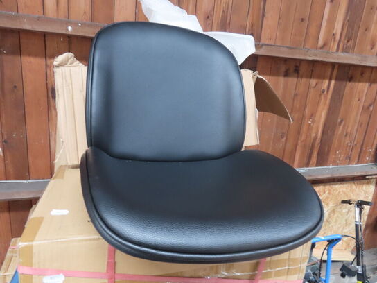 Palle med diverse chopstick samt stol