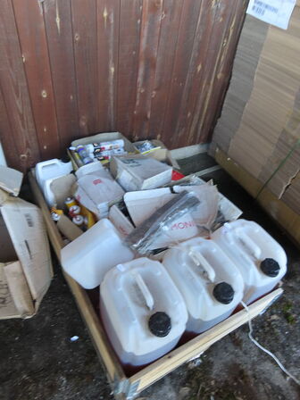 Palle med indhold af diverse dunke, fugemasser mv.