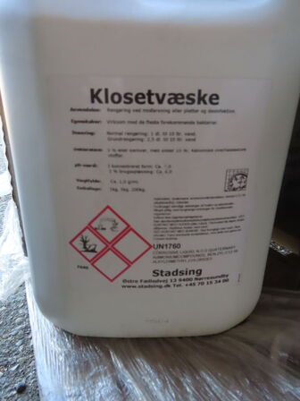 Palle med diverse plastikhandsker samt 3 kasser klosetvæske