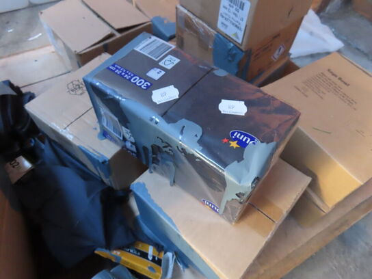 Palle med indhold af diverse bonruller chopsticks mv.