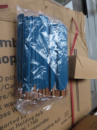 Palle med diverse chopstick og små skåle mv.