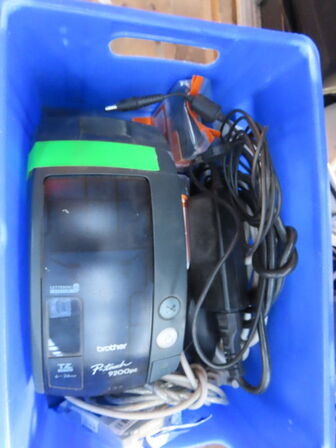 Palle med indhold af diverse ledninger, vinduesvisker mv.