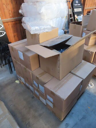 Palle med diverse glasflasker til soya samt låg