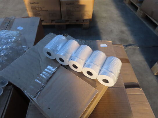 Palle med diverse glasflasker, chopsticks mv.